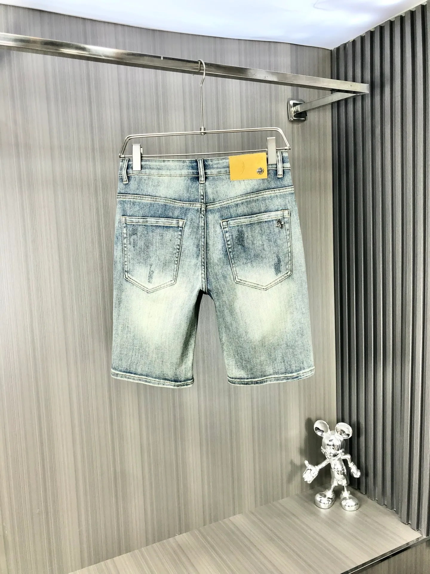 P220 chrome hearts denim shorts, the latest new men's jeans for spring and summer 2025! Heavy-duty washed denim fabric, customized fabric is softer and more comfortable than ordinary denim fabric! Ultra-heavy industrial washing process and double process washing. The entire pair of pants has a comfortable feel, top-notch fineness and breathability. All hardware brand logos are custom-made, and the materials are selected with the best attributes. The elasticity of the fabric is very good and the comfort is great! The low-key design style is simple and elegant. Yardage: 28-38 (no 35.37)